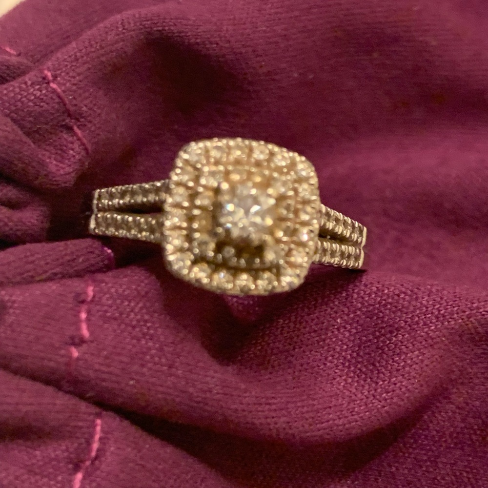 Halo engagement ring - Picture 1 of 3